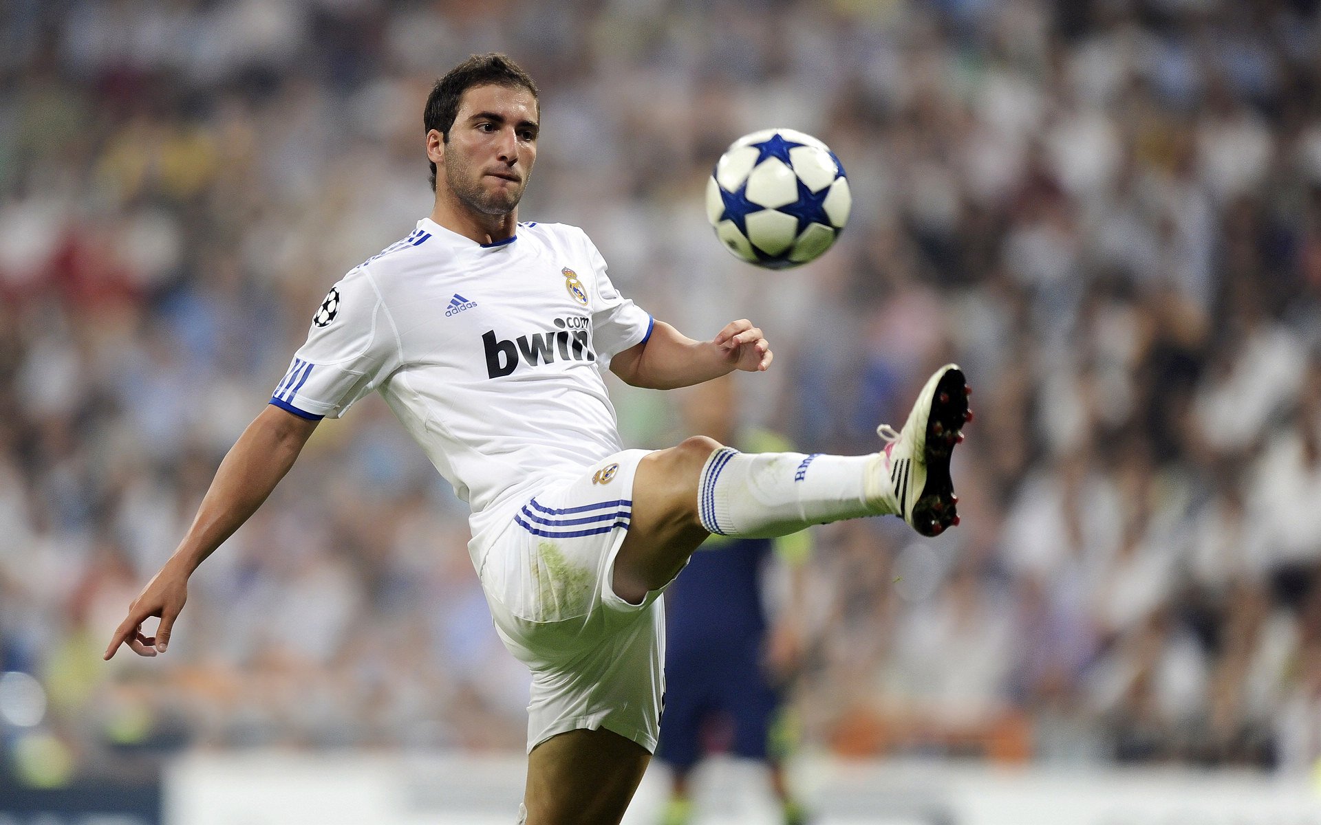 当库里在欧冠接管比赛，新疆队在NBA一波带走76人，体育平行宇宙的狂欢